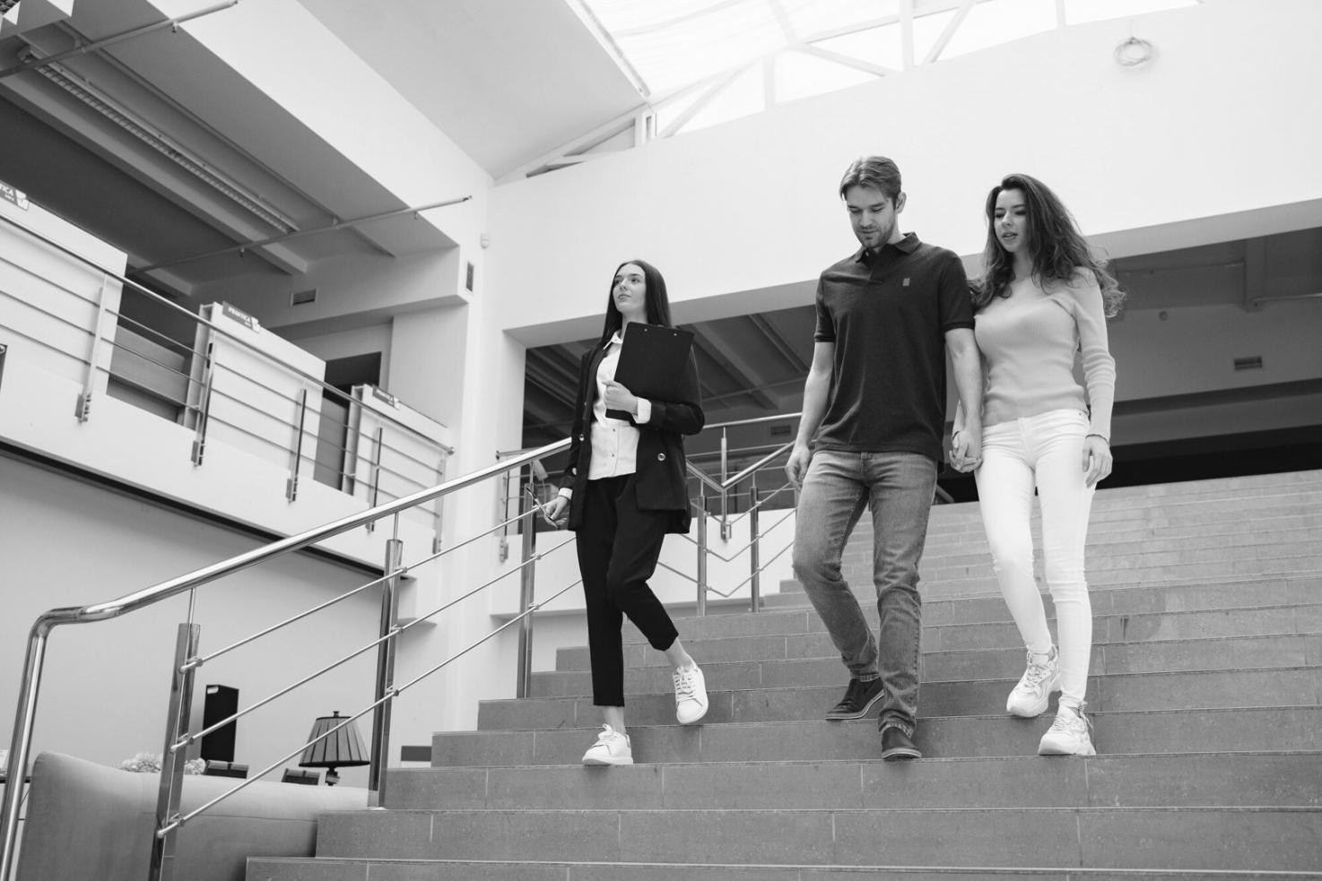 Ambiente profesional donde se toman decisiones estratégicas para el crecimiento empresarial